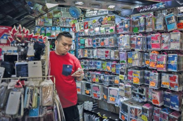 HONG KONG-CHINA-US-TELECOMMUNICATION-APPLE-IPHONE