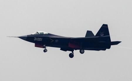 الصين تكشف عن طائرة مقاتلة جديدة خلال معرض عسكري